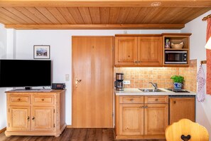 Geladeira, micro-ondas, cooktop, cafeteira/chaleira