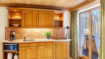 Réfrigérateur, micro-ondes, plaque de cuisson, cafetiÚre/bouilloire