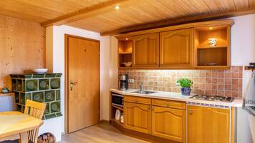 Geladeira, micro-ondas, cooktop, cafeteira/chaleira