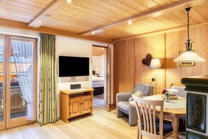 Interior - Apartment '2' with Mountain View, Balcony and Wi-Fi (Krün)