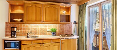 Frigorífico, microondas, placa de cocina y cafetera o tetera