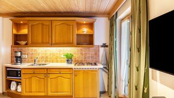 Kjøleskap, mikrobølgeovn, kokeplater og kaffetrakter/tekoker