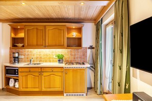 Fridge, microwave, stovetop, coffee/tea maker - Apartment '2' with Mountain View, Balcony and Wi-Fi (Krün)