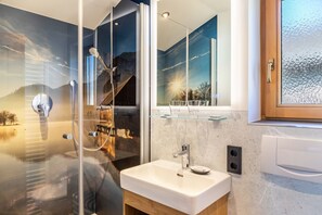 Shower, hair dryer, towels - Apartment '2' with Mountain View, Balcony and Wi-Fi (Krün)