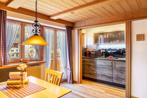 Dining - Apartment '3' with Mountain View, Balcony and Wi-Fi (Krün)