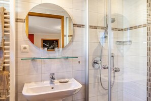 Shower, hair dryer, towels - Apartment '3' with Mountain View, Balcony and Wi-Fi (Krün)