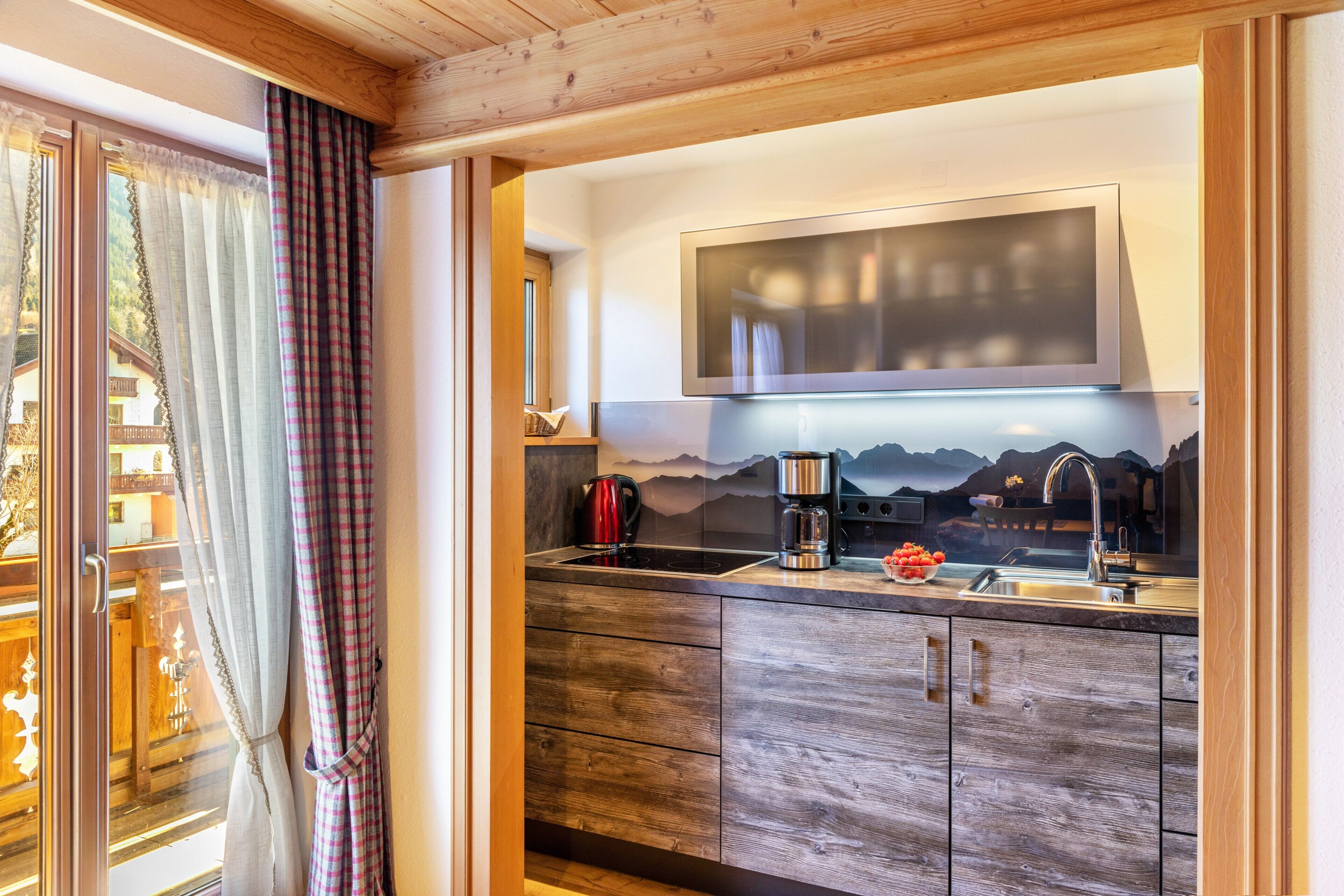 Réfrigérateur, micro-ondes, plaque de cuisson, cafetière/bouilloire