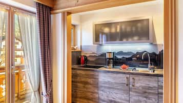 Réfrigérateur, micro-ondes, plaque de cuisson, cafetiÚre/bouilloire