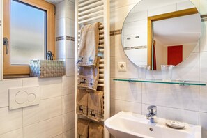 Een douche, een haardroger, handdoeken