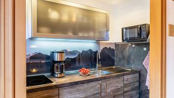 Een koelkast, een magnetron, een kookplaat