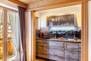 Fridge, microwave, stovetop, coffee/tea maker - Apartment '3' with Mountain View, Balcony and Wi-Fi (Krün)