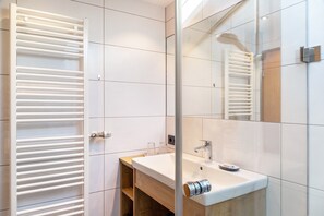 シャワー、ヘアドライヤー、タオル