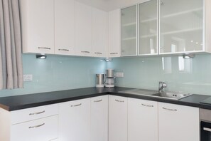 Fridge, oven, stovetop, dishwasher - Apartment “Kardinerhof Bergwiese” with Mountain View, Shared Garden and Wi-Fi (Ritten)