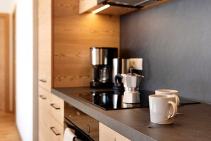 Frigorífico, horno, placa de cocina y lavavajillas