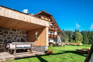 Outdoor dining - Apartment 'Stodlzauber' with Dolomite Views, Balcony, and Wi-Fi (Ritten)