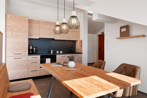 Frigorífico, horno, placa de cocina y lavavajillas