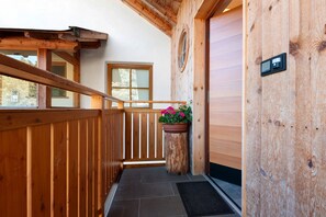 Interior - Apartment 'Stodlzauber' with Dolomite Views, Balcony, and Wi-Fi (Ritten)