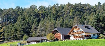Apartment 'Stodlzauber' with Dolomite Views, Balcony and Wi-Fi