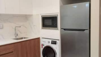 Refrigerador con congelador, microondas y parrilla de estufa