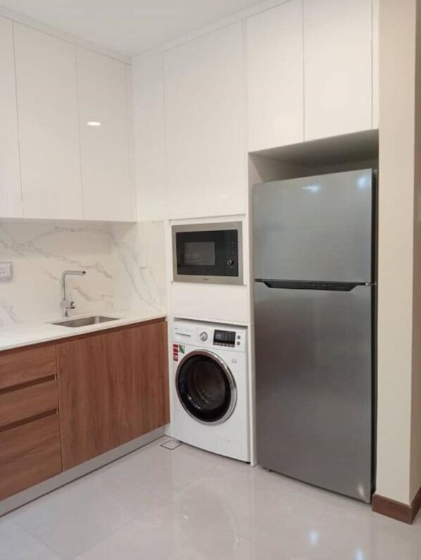 Refrigerador con congelador, microondas y parrilla de estufa 