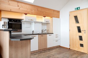 Frigorifero, forno, piano cottura, lavastoviglie