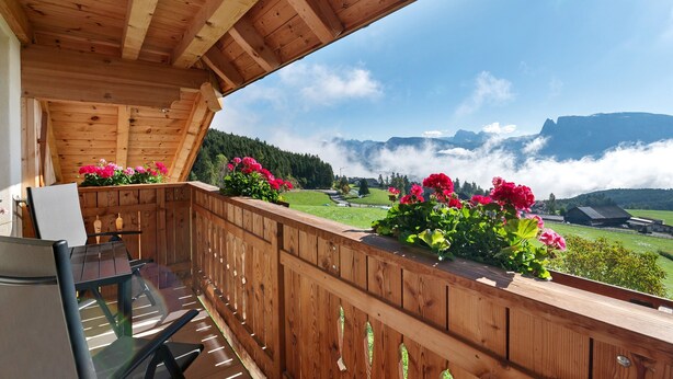 A wooden deck with a view of mountains and a clear sky. - Apartment 'Alpenglühn' with Dolomite Views, Balcony and Wi-Fi (Ritten)