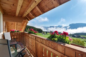 A wooden deck with a view of mountains and a clear sky. - Apartment 'Alpenglühn' with Dolomite Views, Balcony and Wi-Fi (Ritten)