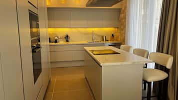 Wasserkocher mit Kaffee-/Teezubehör, Kühlschrank, Mikrowelle, Ofen