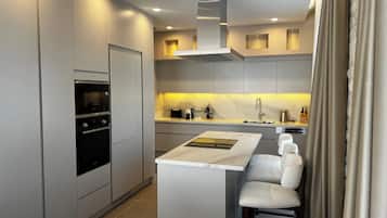 Refrigerador, microondas, horno, placa de cocina