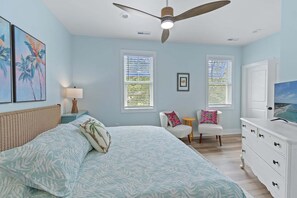 4 bedrooms, iron/ironing board, free WiFi, bed sheets - Escape to the Oak Island Tree House, a serene 4-bedroom stay nestled in nature. (Oak Island)