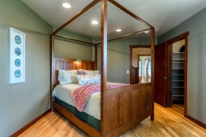 5 bedrooms, desk, iron/ironing board, free WiFi