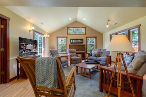 Televisor intel·ligent, llar de foc i llibres 