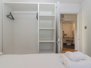 3 habitaciones, decoración personalizada y muebles diferentes 