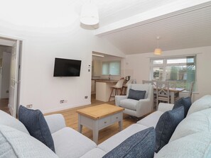 Living area - Harcombe House Bungalow Pet Friendly With Wet Room (Newton Abbot)