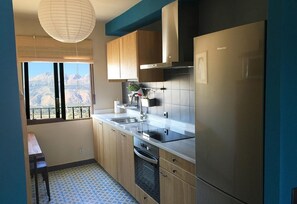 Een koelkast, een magnetron, een oven, een vaatwasser