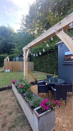 Outdoor dining - Family Shepherd's Hut - Shared Hot Tub/Heated Pool - King-size bunkbed - Ensuite (Four Marks)