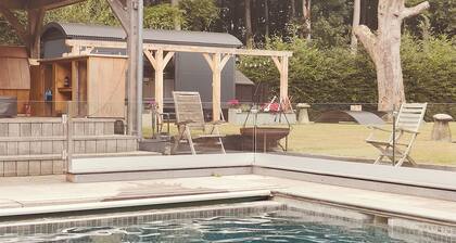 Family Shepherd's Hut - Shared Hot Tub/Heated Pool - King-size bunkbed - Ensuite