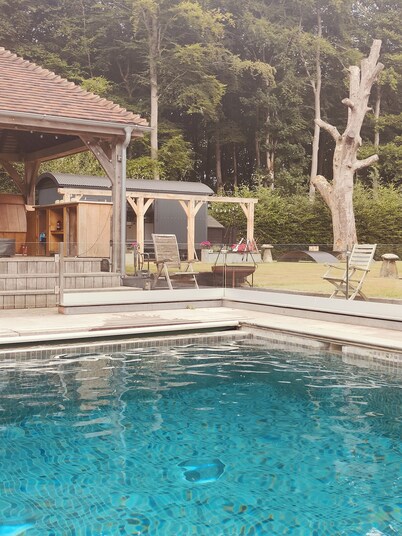 Family Shepherd's Hut - Shared Hot Tub/Heated Pool - King-size bunkbed - Ensuite