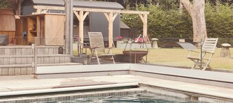 Family Shepherd's Hut - Shared Hot Tub/Heated Pool - King-size bunkbed - Ensuite