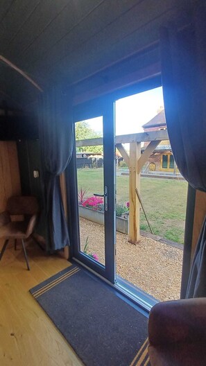 Interior - Family Shepherd's Hut - Shared Hot Tub/Heated Pool - King-size bunkbed - Ensuite (Four Marks)