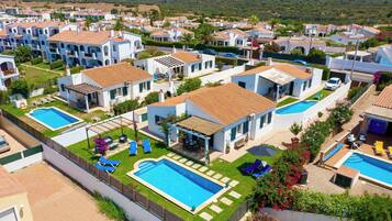 Room, 3 Bedrooms, Accessible, Smoking | Pool | Outdoor pool