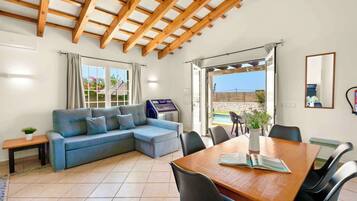 Room, 3 Bedrooms, Accessible, Smoking | Living room