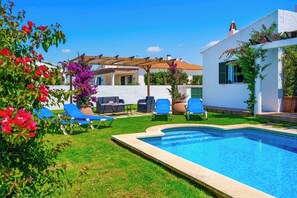 Chambre, 3 chambres, accessible aux personnes à mobilité réduite, fumeur | Piscine | Piscine extérieure