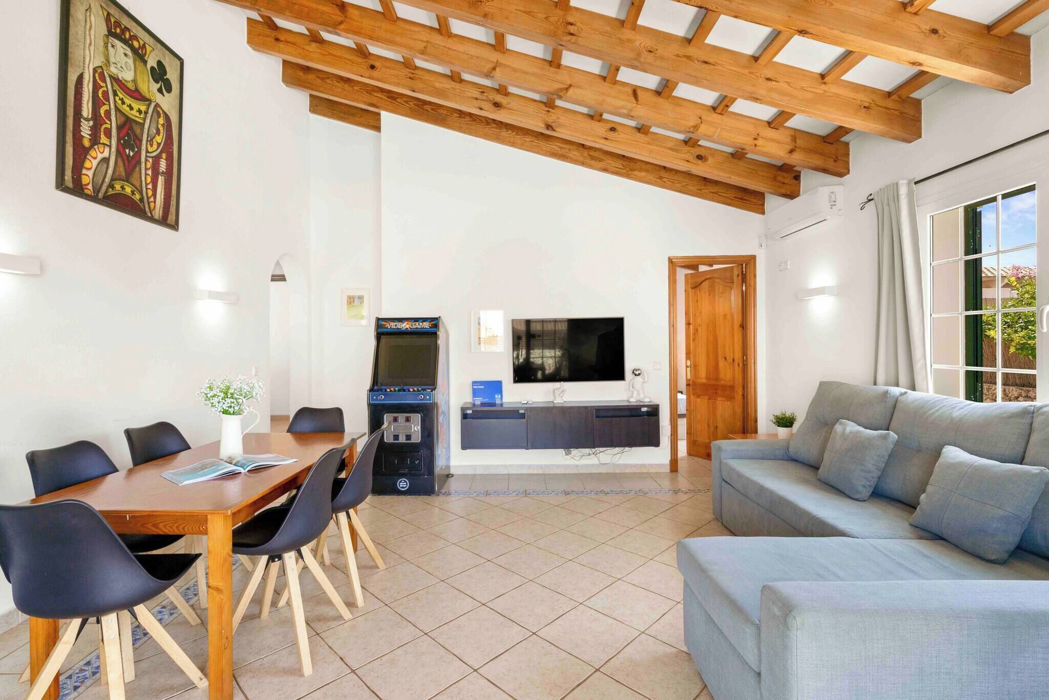 Room, 3 Bedrooms, Accessible, Smoking | Living room | Books