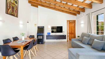 Room, 3 Bedrooms, Accessible, Smoking | Living room | Books