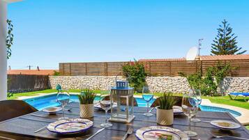 Room, 3 Bedrooms, Accessible, Smoking | Pool | Outdoor pool