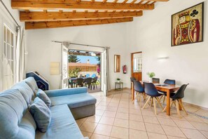 Room, 3 Bedrooms, Accessible, Smoking | Living room