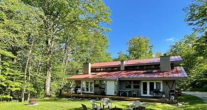 The Killington Chalet, 2 Hot Tubs, Sauna, 2 Commercial Boot Dryer