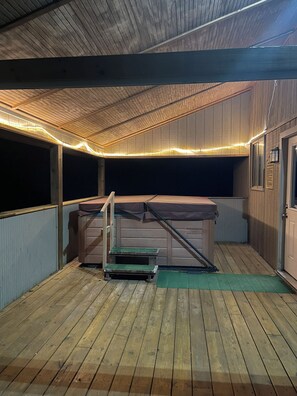 Eine Holzterrasse mit einem Etagenbett und einer kleinen Treppe.