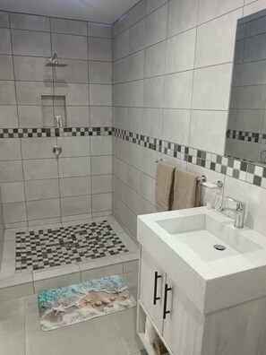 Regadera, toallas, jabón, papel de baño 